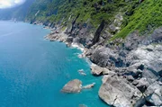Die Ostküste Taiwans ist von steilen Meeresklippen gesäumt. Die Ostküste Taiwans ist von steilen Meeresklippen gesäumt.