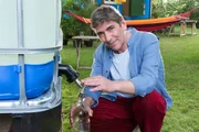 Das Wasser ist knapp in Bärstadt. Fritz Fuchs (Guido Hammesfahr) überlegt, wie er das kostbare Nass sparen kann. Das Wasser ist knapp in Bärstadt. Fritz Fuchs (Guido Hammesfahr) überlegt, wie er das kostbare Nass sparen kann.