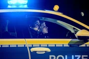 Polizeikommissar Said Rahman Nasheed und Polizeioberkommissarin Lena Enzweiler im Streifenwagen unterwegs. Polizeikommissar Said Rahman Nasheed und Polizeioberkommissarin Lena Enzweiler im Streifenwagen unterwegs.