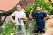 In Arnsberg hat Uli Schauerte (r.) den ehemaligen Milchviehbetrieb seiner Eltern komplett umgekrempelt. Um den Hof zukunftsf&auml;hig zu machen, baut der gelernte G&auml;rtner nun &uuml;ber 100 K&uuml;rbissorten, Gem&uuml;se und Obst an. Uli Schauerte mit seinem Bruder Bernd (l.).