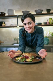 Ilze als Fleischersatz: Mit Austernpilzen und Reispapier hat Lucie eine vegane Gänsekeule zubereitet. Ilze als Fleischersatz: Mit Austernpilzen und Reispapier hat Lucie eine vegane Gänsekeule zubereitet.