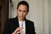 Pflegerin Lina (Melissanthi Mahut) gerät ins Visier Ikmens. Pflegerin Lina (Melissanthi Mahut) gerät ins Visier Ikmens.