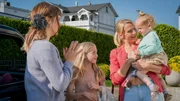 V. li. n. re.: Mandy (Morgane Ferru) stellt Lea (Moritz Brandt), Noah (Tanja Wedhorn) und die kleine Anna (Maivi & Mara Kämmerer) vor. V. li. n. re.: Mandy (Morgane Ferru) stellt Lea (Moritz Brandt), Noah (Tanja Wedhorn) und die kleine Anna (Maivi & Mara Kämmerer) vor.