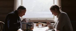 Bent (Bj&oslash;rn Floberg) und H&eacute;l&egrave;ne (Vicky Krieps) essen Suppe.