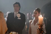 Maja (Sonja Gerhardt) und Tamás (Stipe Erceg) haben sich gegen viele Widerstände entschlossen zu heiraten und stehen jetzt ehrfürchtig vor dem Traualtar. Maja (Sonja Gerhardt) und Tamás (Stipe Erceg) haben sich gegen viele Widerstände entschlossen zu heiraten und stehen jetzt ehrfürchtig vor dem Traualtar.