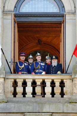 Wilhelm II. (Hubertus Hartmann, Mitte) h&auml;lt seine Rede an das Volk am Berliner Stadtschloss, neben ihm Tirpitz (Rudolf Trommer, rechts) und Waldersee (Sebastian Hubel).