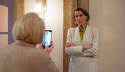Victoria (r. Caroline Schreiber) beugt sich dem Druck, und nimmt mit Gisela (l. Martina Eitner-Acheampong) ein Entschuldigungsvideo auf. Doch dann kann sie sich nicht überwinden, es zu versenden. Victoria (r. Caroline Schreiber) beugt sich dem Druck, und nimmt mit Gisela (l. Martina Eitner-Acheampong) ein Entschuldigungsvideo auf. Doch dann kann sie sich nicht überwinden, es zu versenden.