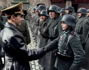 Goebbels fordert den „totalen Krieg“ und treibt wenig später die Bildung des „Volkssturms“ voran – der auch Kindersoldaten umfasst. (Kolorierte Aufnahme) Goebbels fordert den „totalen Krieg“ und treibt wenig später die Bildung des „Volkssturms“ voran – der auch Kindersoldaten umfasst. (Kolorierte Aufnahme)