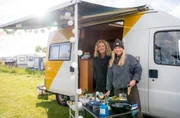 Bettina Tietjen und Zora Klipp freuen sich auf die gemeinsame Camping-Zeit. Bettina Tietjen und Zora Klipp freuen sich auf die gemeinsame Camping-Zeit.