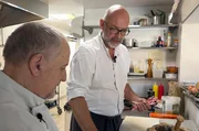 Koch Emmanuel Perrodin (re.) präsentiert seine Version der Pistou-Suppe. Koch Emmanuel Perrodin (re.) präsentiert seine Version der Pistou-Suppe.