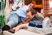 Sophia (Patricia Freund) und Charly (Nils Kreutinger) kleben sich versehentlich mit Sekundenkleber am Tisch fest. Sophia (Patricia Freund) und Charly (Nils Kreutinger) kleben sich versehentlich mit Sekundenkleber am Tisch fest.