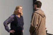 Ulla Hoppe (Birge Schade) stellt ihren Schwiegersohn Max Weiss (Josia Krug) zur Rede. Ulla Hoppe (Birge Schade) stellt ihren Schwiegersohn Max Weiss (Josia Krug) zur Rede.