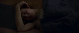 H&eacute;l&egrave;ne (Vicky Krieps) schl&auml;ft im Bett.