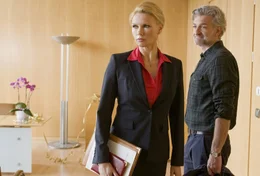 Therapeut Christian (Dominic Raacke, re.) bei Standesbeamtin Ellen (Veronica Ferres, li.). Und nun?