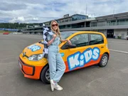Lena ist bereit, in dem ORF KiDS Auto auf der Rennstrecke zu fahren.
