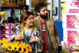 Nach anf&auml;nglicher Skepsis schlie&szlig;t Sami (Navid Navid) Lilo (Hannelore Elsner) nach und nach  ins Herz.
