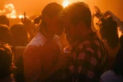 Für einen Moment blenden Andi Bierwirth (Ben Münchow, r.) und John (Helge Mark, l.) die tanzende Menge aus. Für einen Moment blenden Andi Bierwirth (Ben Münchow, r.) und John (Helge Mark, l.) die tanzende Menge aus.