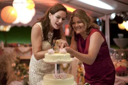 Margret (Nina Kronj&auml;ger, l.) und Irene (Birge Schade, r.) sind sich einig: Zum Anschneiden der Hochzeitstorte braucht es nicht unbedingt ein Brautpaar.