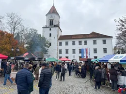 Martinovanje (Martinsfest) in Ormož: St&auml;nde vor dem Schloss.