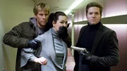 Die Ganoven H&ouml;lter (Volker B&uuml;dts, li.) und Schenk (Peter Ketnath) entf&uuml;hren Chris' Schwester Janine (Alissa Jung).