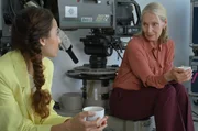Karin Sievers (Katja Weitzenböck, r.) hat einen Plan geschmiedet, den sie ihrer Kollegin Sina Sharma (Rona Özkan, l.) mitteilt. Karin Sievers (Katja Weitzenböck, r.) hat einen Plan geschmiedet, den sie ihrer Kollegin Sina Sharma (Rona Özkan, l.) mitteilt.