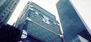 Die Fassade des Louis-Vuitton-Flagshipstores in New York erinnert während der Renovierung an einen überdimensionalen Kofferstapel. Die Fassade des Louis-Vuitton-Flagshipstores in New York erinnert während der Renovierung an einen überdimensionalen Kofferstapel.