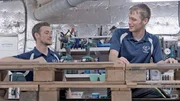 Die Zimmerleute versuchen unter Zeitdruck, Kreativit&auml;t und Handwerk in Einklang zu bringen.