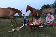 Linn, Nacho und Johannes sitzen am Lagerfeuer (v.li.) Linn, Nacho und Johannes sitzen am Lagerfeuer (v.li.)