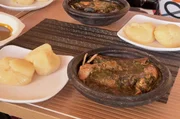 Manchmal kann man sich einfach nicht zwischen Fleisch und Fisch entscheiden. Dieses ivorische Rezept &ndash; Placali mit Okra-So&szlig;e &ndash; vereint beides miteinander.