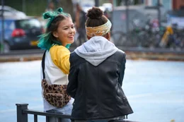 Dylan ist heimlich in seine Klassenkameradin Maya (Kailani Busker, links) verknallt.
