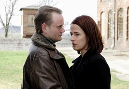 Bettina (Claudia Michelsen) kann Jan (Devid Striesow) nicht tr&ouml;sten.