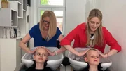 Claudia und Lena waschen ihrer Kundin Melina und ihrem Kunden Samuel die Haare. Claudia und Lena waschen ihrer Kundin Melina und ihrem Kunden Samuel die Haare.