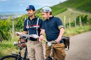 Albert (Alessio Hirschkorn, li.) und Sebastian (Dominik Stricker) nehmen am historischen Radrennen teil. Doch die beiden haben das Rennen unterschätzt und kämpfen mit einigen Problemen. Albert (Alessio Hirschkorn, li.) und Sebastian (Dominik Stricker) nehmen am historischen Radrennen teil. Doch die beiden haben das Rennen unterschätzt und kämpfen mit einigen Problemen.
