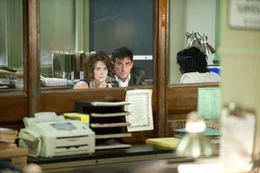 Claire Foster (Tina Fey) und ihr Ehemann Phil Foster (Steve Carell) machen eine schockierende Entdeckung auf einer Polizeiwache, wo sie sich in Sicherheit w&auml;hnten.