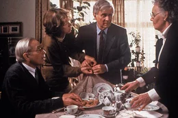 Der Besuch von Paul Winkelmann (Loriot, 2.v.r.) bei Margarethe Tietze (Evelyn Hamann, 2.v.l.) und deren Eltern (Richard Lauffen, l., Edda Seippel, r.) geht geh&ouml;rig schief.