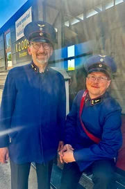In den Uniformen der 1920er Jahre beim Bahnhofsfest: Thomas Irrgang (links) ist 2. Vorsitzender des Schwarzbachtal-Vereins und Michael Funke (rechts). In den Uniformen der 1920er Jahre beim Bahnhofsfest: Thomas Irrgang (links) ist 2. Vorsitzender des Schwarzbachtal-Vereins und Michael Funke (rechts).
