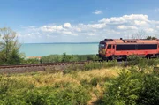 N&ouml;rdlich des Plattensees verl&auml;uft die Bahnlinie teilweise direkt am Ufer.