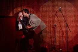 Die Pianistin Anya Urbanski (Sarah Bauerett) und der Musiklehrer Marc Ahmadi (Tom Beck) genie&szlig;en ihren Auftritt.