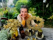Uschi Zezelitsch widmet sich der Immortelle. Diese Pflanze sieht im getrockneten Zustand genauso aus wie die hier im Topf. Es ist eine Strohblume mit dem geheimnisvollen Namen „Immortelle“ oder „die Unsterbliche“. Auch den lateinischen Namen Helichrysum ist bemerkenswert. Er leitet sich von den griechischen Wörtern „Helios“ für Sonne und „Chrysos“ für Gold ab. Ja, die Pflanze ist in vielerlei Hinsicht Goldes wert. Uschi Zezelitsch widmet sich der Immortelle. Diese Pflanze sieht im getrockneten Zustand genauso aus wie die hier im Topf. Es ist eine Strohblume mit dem geheimnisvollen Namen „Immortelle“ oder „die Unsterbliche“. Auch den lateinischen Namen Helichrysum ist bemerkenswert. Er leitet sich von den griechischen Wörtern „Helios“ für Sonne und „Chrysos“ für Gold ab. Ja, die Pflanze ist in vielerlei Hinsicht Goldes wert.