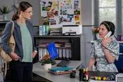 Frau Stockl (Marisa Burger, r.) und Kommissarin Beck (Michaela Weingartner, l.) versuchen, mehr über das Opfer herauszufinden. Frau Stockl (Marisa Burger, r.) und Kommissarin Beck (Michaela Weingartner, l.) versuchen, mehr über das Opfer herauszufinden.
