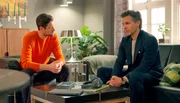 Julius (l. Jan Stapelfeldt) steckt zu sehr in Richards (r. Florian Odendahl) Intrigen mit drin und will verhindern, dass Richard alles Lou gesteht. Julius (l. Jan Stapelfeldt) steckt zu sehr in Richards (r. Florian Odendahl) Intrigen mit drin und will verhindern, dass Richard alles Lou gesteht.