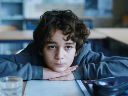 Oskar (Leonard Stettnisch) ist der begabteste Sch&uuml;ler in seiner Klasse. Doch seitdem seine Mutter verd&auml;chtigt wird, eine Serie von Diebst&auml;hlen begangen zu haben, wird er von seinen Mitsch&uuml;lern als "Sohn einer Diebin" geh&auml;nselt.