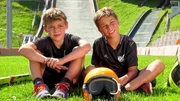 Hoch hinaus geht es schließlich mit Jonas und David bei der Nordischen Kombination, einer Wintersportart, die Skispringen und Langlaufen vereint – und sogar im Sommer trainiert werden kann. Hoch hinaus geht es schließlich mit Jonas und David bei der Nordischen Kombination, einer Wintersportart, die Skispringen und Langlaufen vereint – und sogar im Sommer trainiert werden kann.