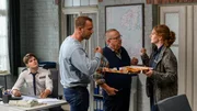 Kann ein Pizza-Lieferdienst die SOKO Wismar zur Tatperson führen? Paula Moorkamp (Stella Hinrichs, r.) hat da eine Idee. Chefkommissar Jan-Hinrich Reuter (Udo Kroschwald, 2.v.r.), Lars Pöhlmann (Dominic Boeer, 2.v.l.) und Eddi Jansons (Gustavs Gailus, l.) freuen sich in jedem Fall über ein leckeres Stück Pizza. Kann ein Pizza-Lieferdienst die SOKO Wismar zur Tatperson führen? Paula Moorkamp (Stella Hinrichs, r.) hat da eine Idee. Chefkommissar Jan-Hinrich Reuter (Udo Kroschwald, 2.v.r.), Lars Pöhlmann (Dominic Boeer, 2.v.l.) und Eddi Jansons (Gustavs Gailus, l.) freuen sich in jedem Fall über ein leckeres Stück Pizza.