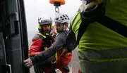 Bergung aus der Luft: Ein Notarzt zieht den geretteten Patienten an der Seilwinde in den Hubschrauber. Bergung aus der Luft: Ein Notarzt zieht den geretteten Patienten an der Seilwinde in den Hubschrauber.