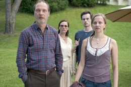 Verkatertes Wiedersehen am Morgen nach der &bdquo;Hochzeits&ldquo;-Party. v.li.: Lutz (Martin Brambach), Margret (Nina Kronj&auml;ger), David (Florian Bartholom&auml;i), Laila (Sandra Schreiber).