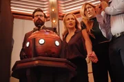 (v. l. n. r.) Dr. Gwyn Davies (Matt Ryan); Sara Lance (Caity Lotz); Ava Sharpe (Jes Macallan) (v. l. n. r.) Dr. Gwyn Davies (Matt Ryan); Sara Lance (Caity Lotz); Ava Sharpe (Jes Macallan)