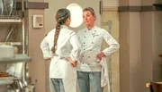 Carla (r. Maria Fuchs) ist schockiert, als Ellie (l. Kim Biebow) die Ausbildung ablehnt. Sie schlägt vor, Ellie ins Bistro zu holen, doch Ellie bekommt ein anderes Angebot. Carla (r. Maria Fuchs) ist schockiert, als Ellie (l. Kim Biebow) die Ausbildung ablehnt. Sie schlägt vor, Ellie ins Bistro zu holen, doch Ellie bekommt ein anderes Angebot.