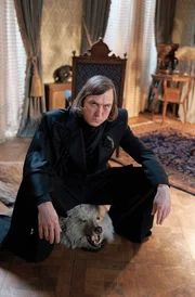 Alfred Nyssen (Lars Eidinger) in seinem Schlafzimmer. Alfred Nyssen (Lars Eidinger) in seinem Schlafzimmer.