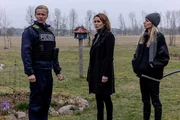 Maike (Anja Kling, M.) und Pia (Annika Blendl, r.) kommen am Tatort an. Links: Polizist Kimmich (Roman Schomburg). Maike (Anja Kling, M.) und Pia (Annika Blendl, r.) kommen am Tatort an. Links: Polizist Kimmich (Roman Schomburg).